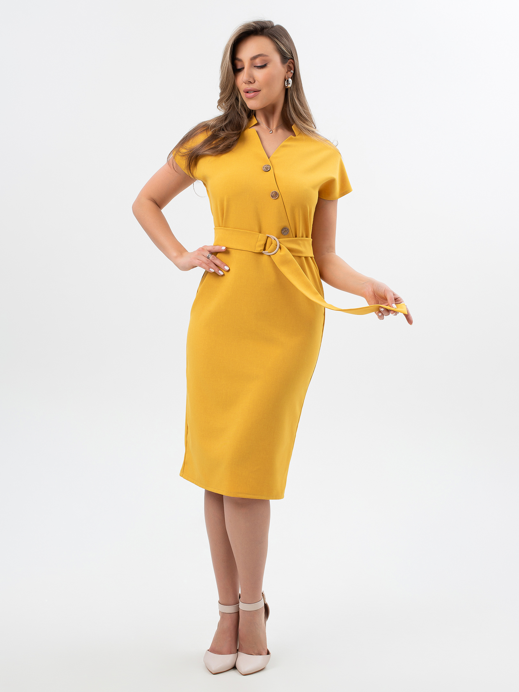 Полуприлегающее летнее платье с пуговицами и поясом горчица